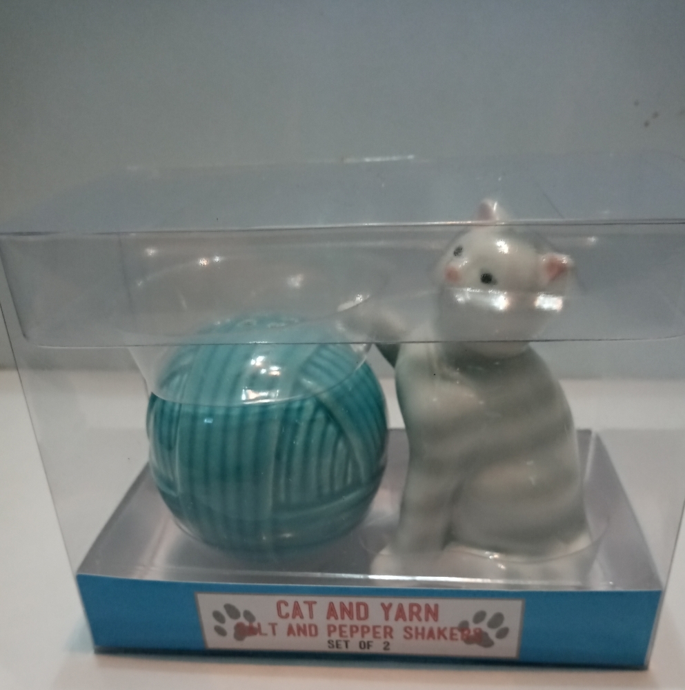 Kitty and yarn salt and Pepper